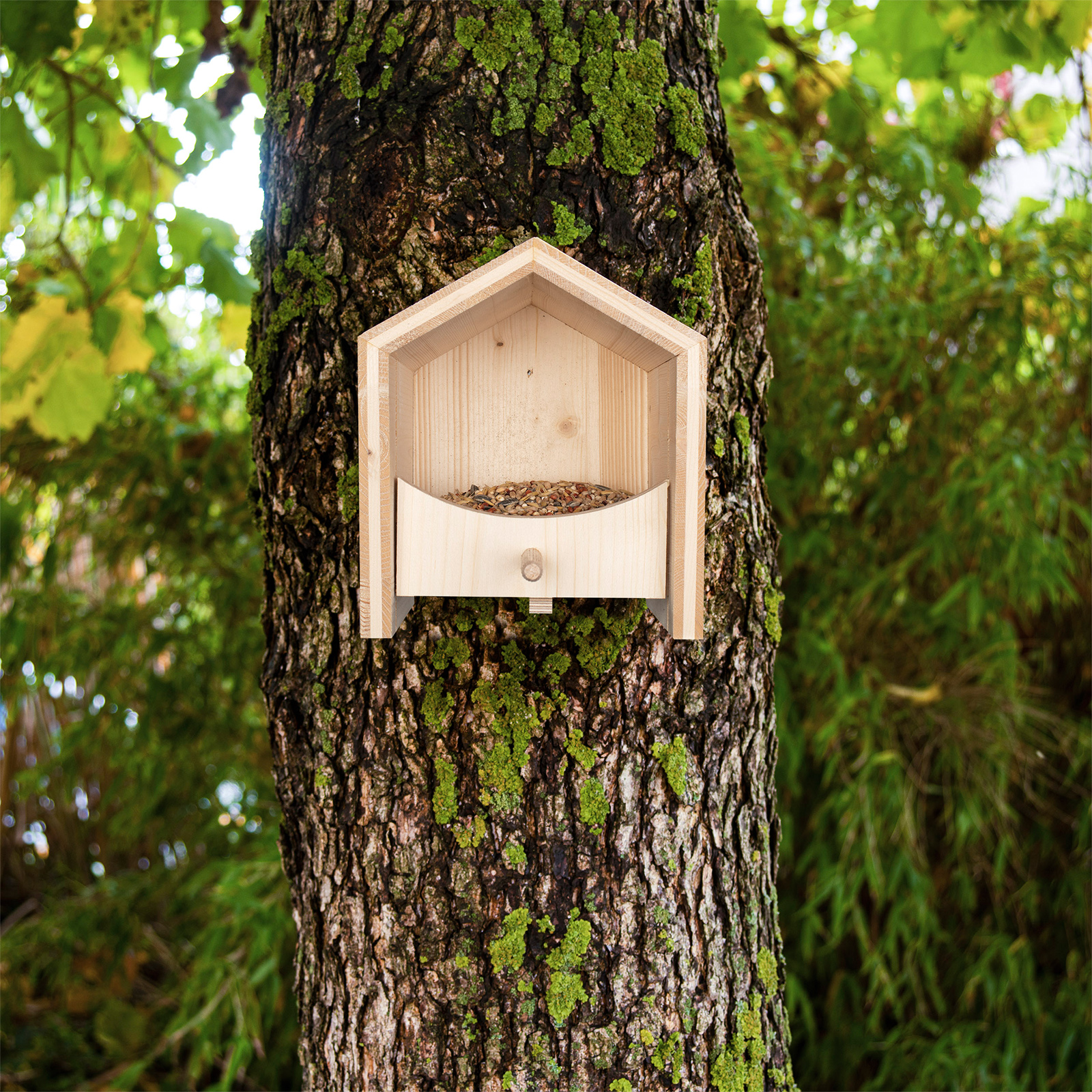 92450-tier-haus-vogel-futterhaus-am-baum-haengend Auf der Sitzstange können die Vögel bequem Platz nehmen während sie ihr Futter genießen.