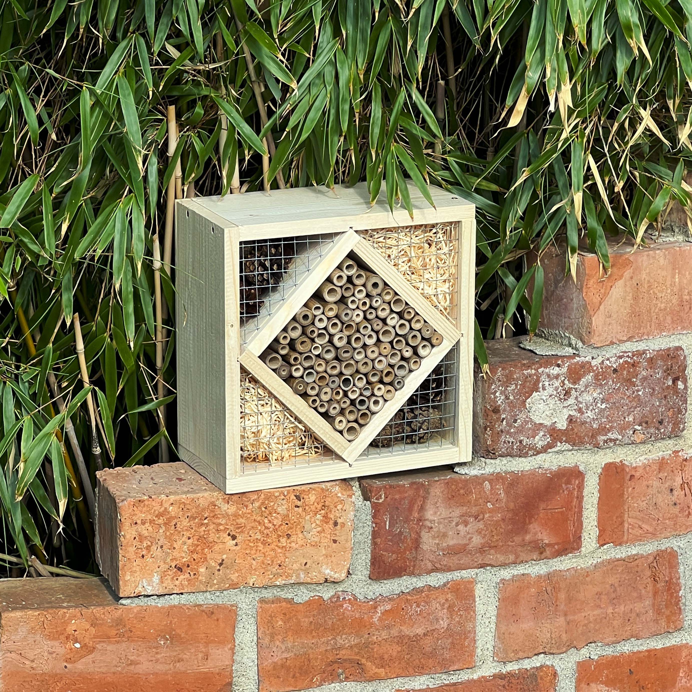 92312-insekten-hotel-quadrat-diy-hinstellen-mauer Wenn Sie in der Nähe auch etwas Wasser in der Nähe platzieren sind die Insekten rundum versorgt.