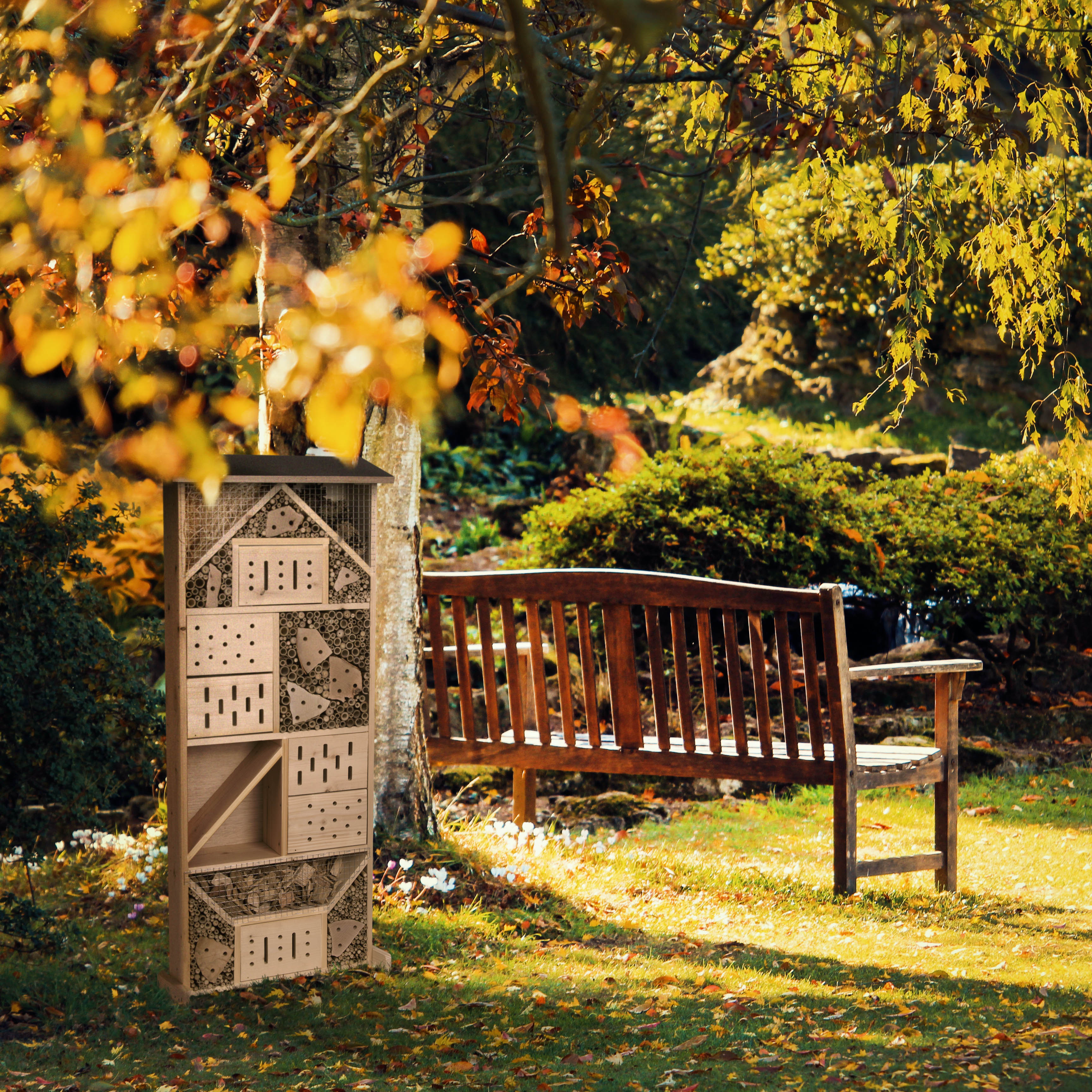 92303-Insektenhotel-XXXL-Insekten-schuetzen-Wildbienen-schuetzen Die Größe und das natürliche Holz machen es zu einem echten Hingucker.
