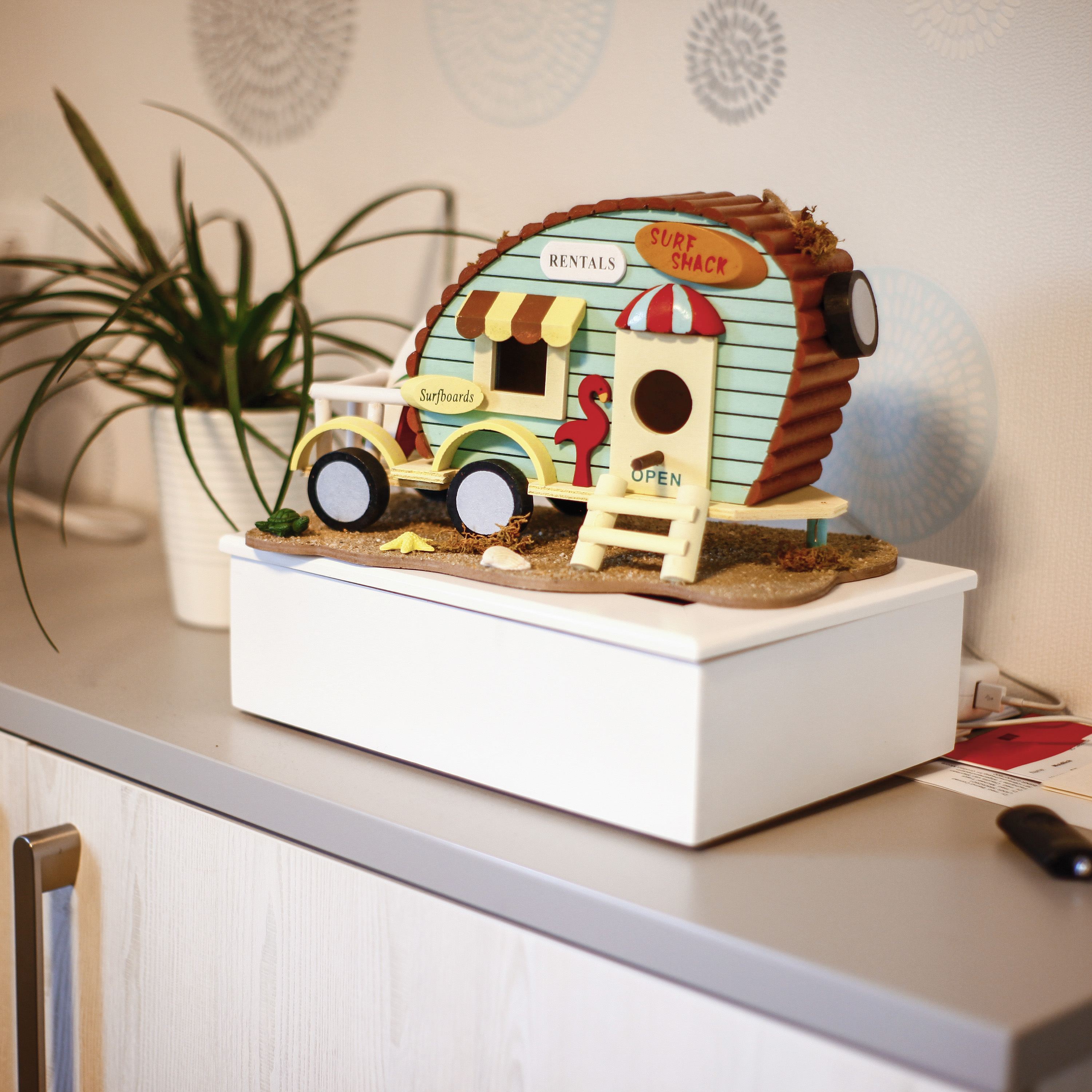 90543-Vogelhaus-Wohnwagen-Design-Vogelhaus-kaufen Außerdem ist es ein Hingucker und kann sogar im Haus als Deko-Objekt aufgestellt werden.