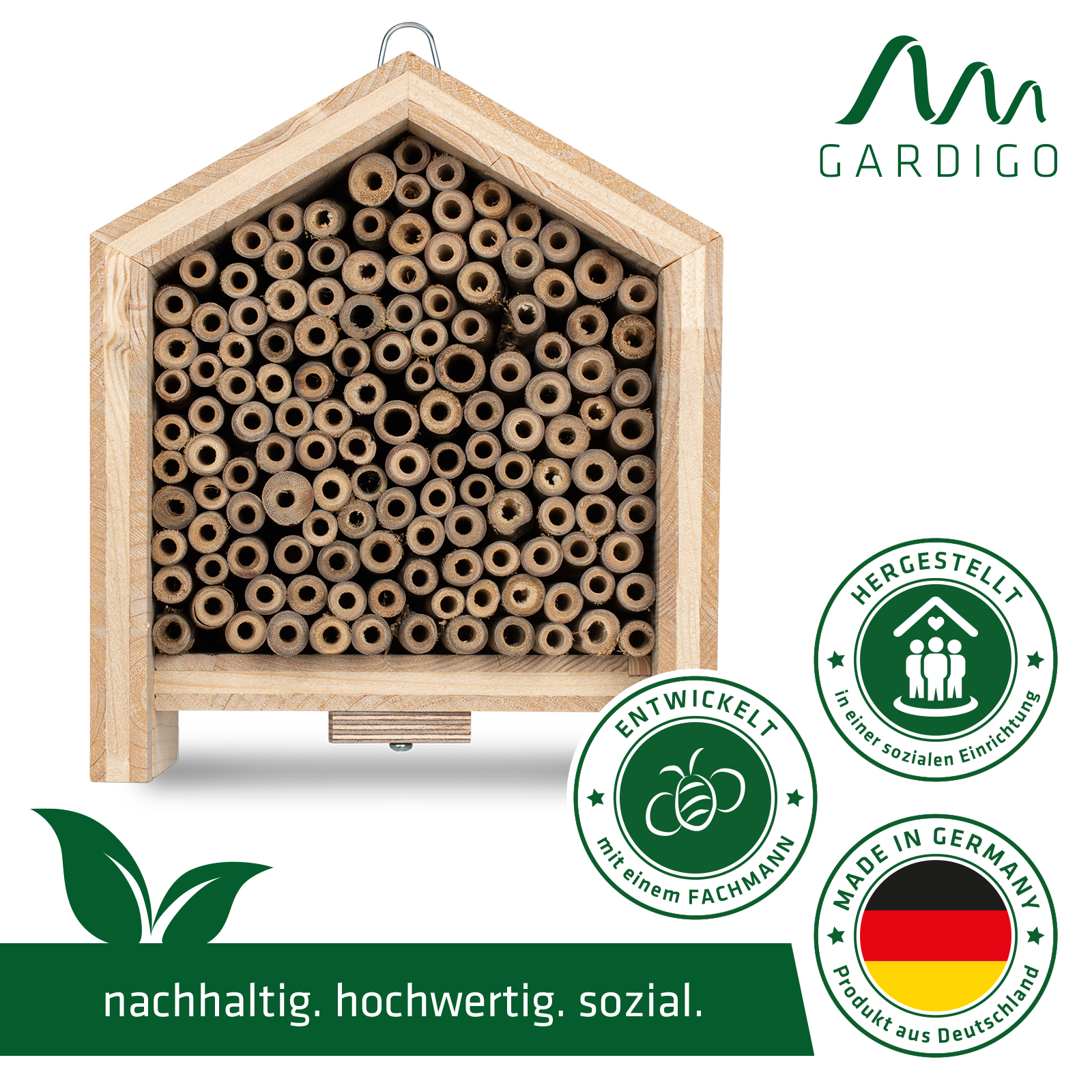 nachhaltiges-bienenhotel-92304 Das Haus wird aus hochwertiger Massivholzplatte in einer sozialen Einrichtung gefertigt.