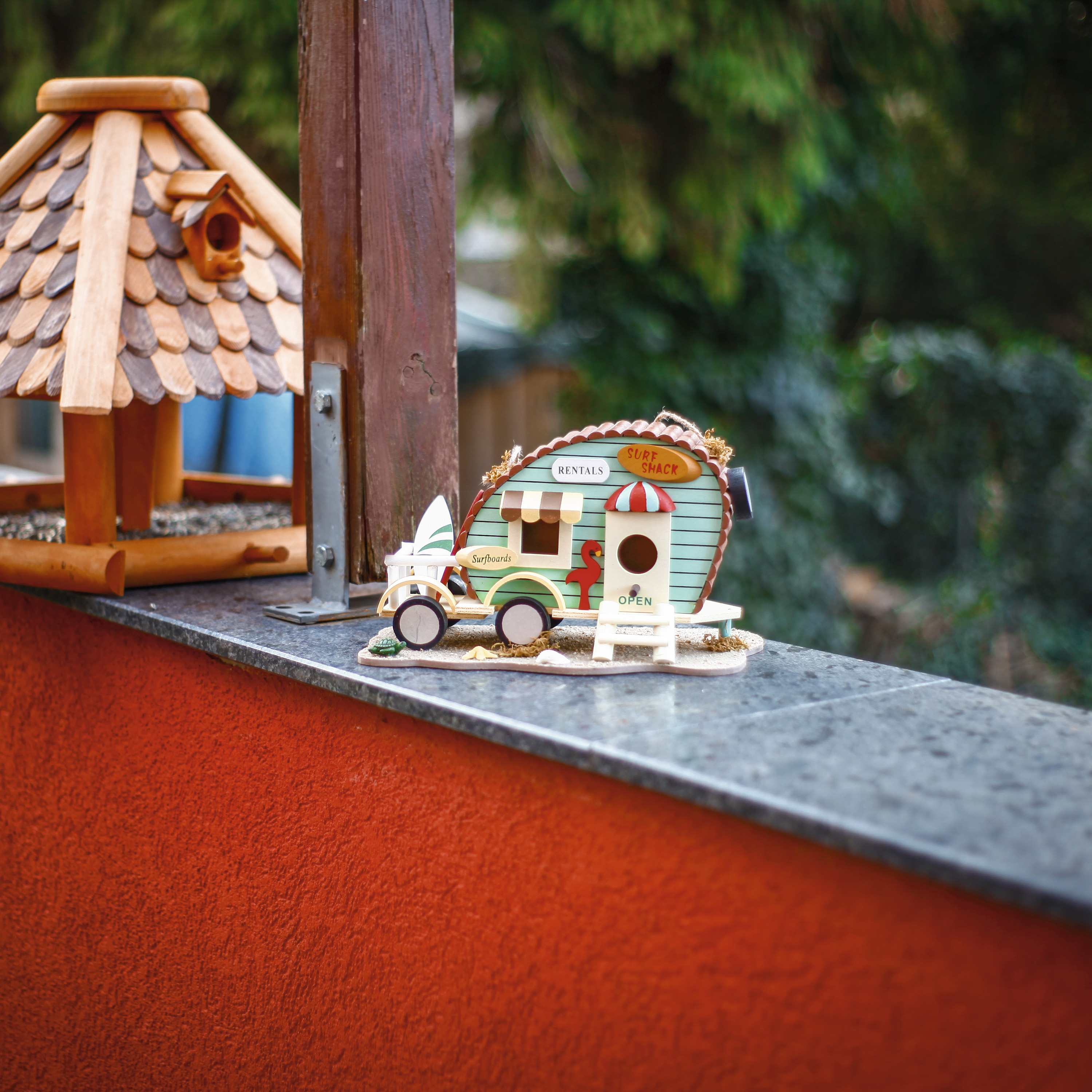 90543-Vogelhaus-Wohnwagen-Nistkasten-Holzdeko Das bunte Vogelhaus bietet einen Platz zum Überwintern und zum Jungen aufziehen an.
