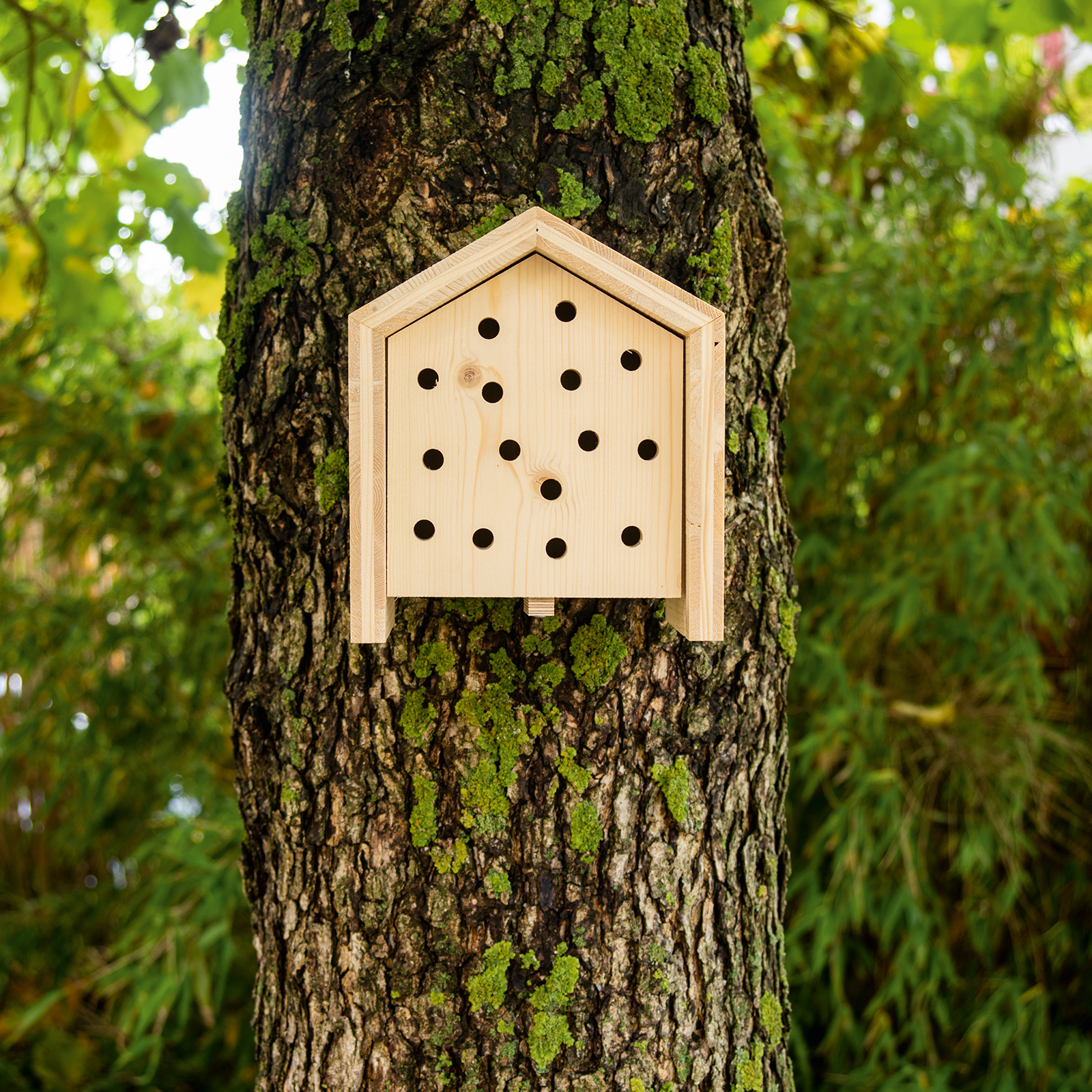 92301-tier-haus-marienkaefer-haengend-am-baum Dem Tier-Haus liegt ein Alu-Nagel bei. Dieser ist besonders schonend für Bäume.
