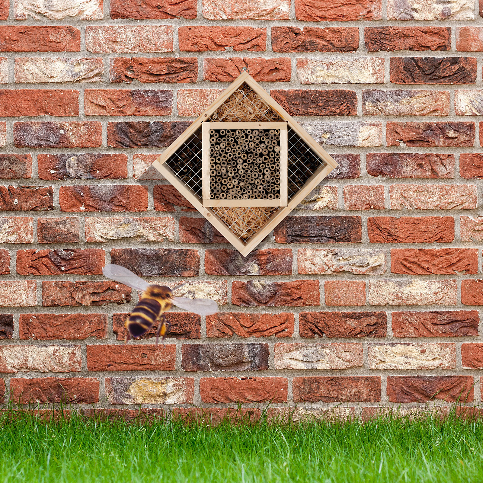 92312-insekten-hotel-quadrat-diy-aufhaengen Wildbienen und viele weitere nützliche Insekten brauchen auch zwischendurch mal eine Pause. Warum nicht bei Ihnen?