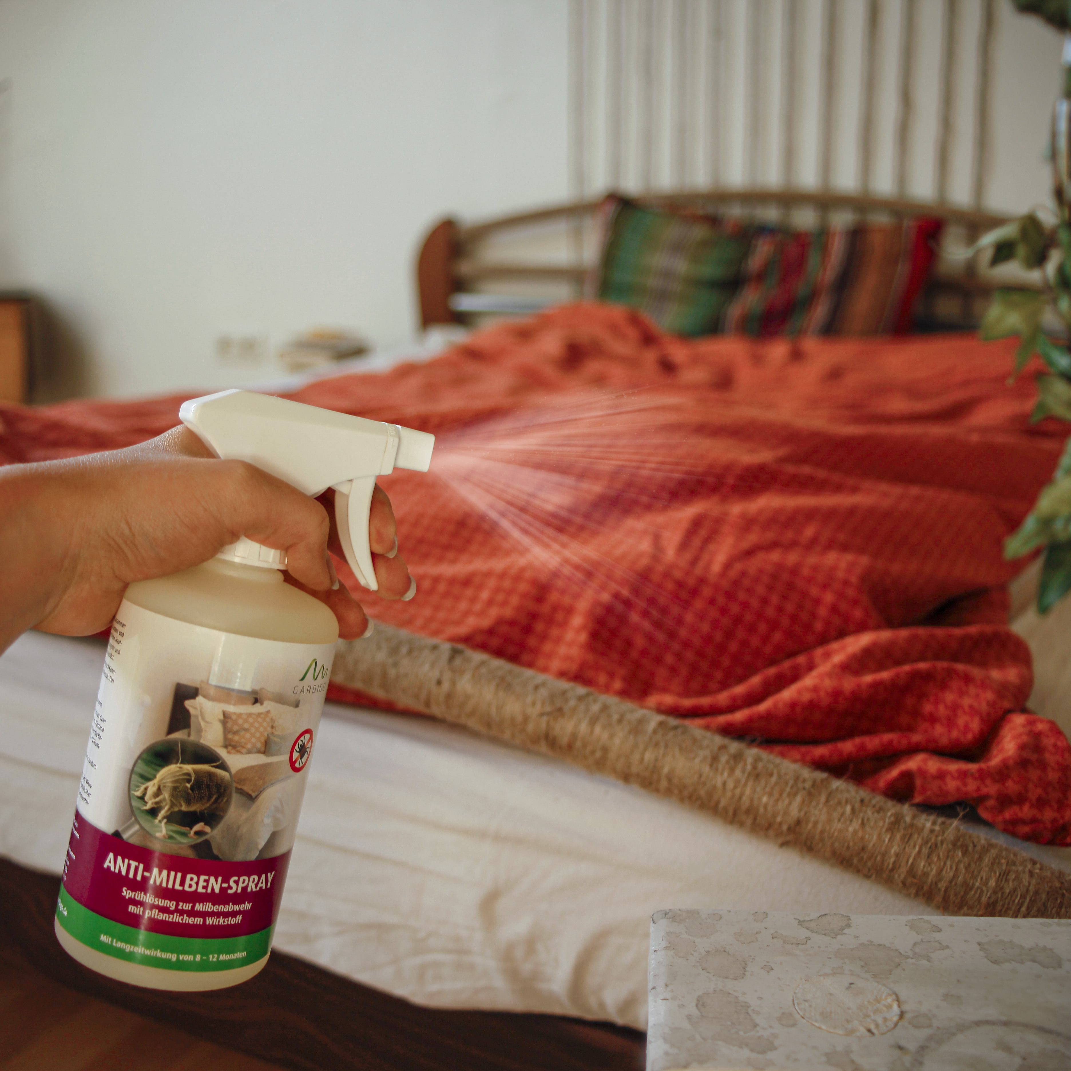 25098-Anti-Milben-Spray-Milben-im-Bett-Problem-mit-Milben Milben können außerhalb von unseren Betten und Polstern kaum überleben aber genau dort wollen wir sie nicht haben.