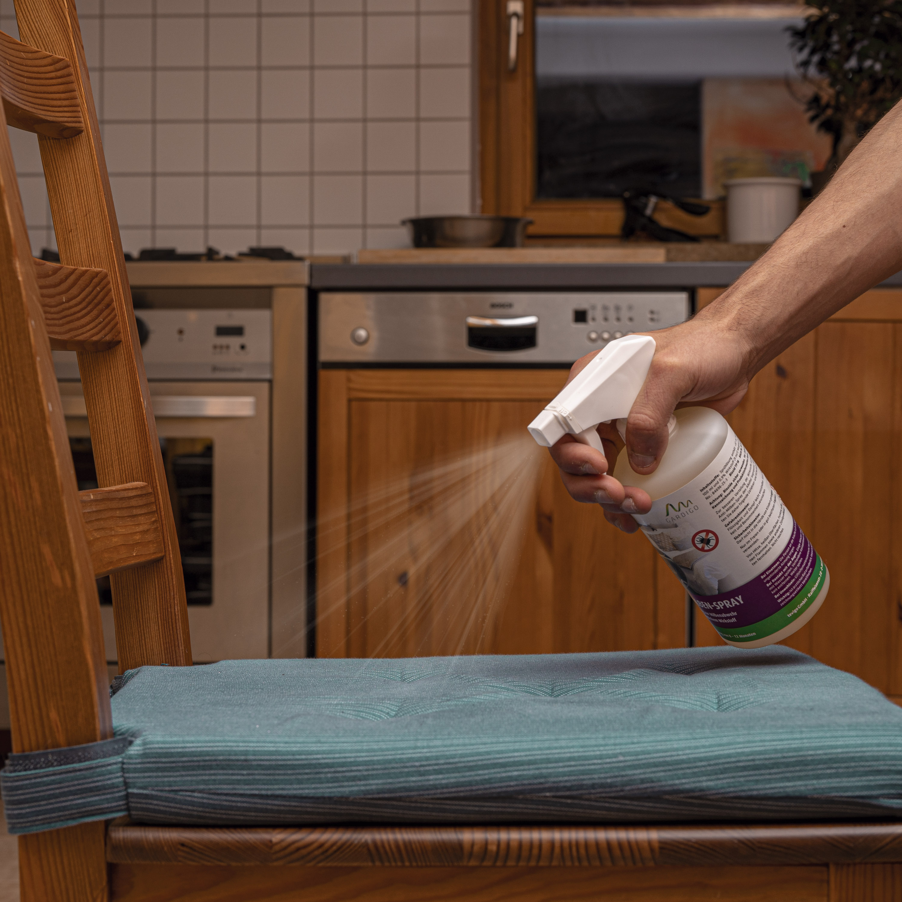 25098-Anti-Milben-Spray-Milben-in-Polstern-Milben-Mittel Unser Spray macht unsere Hautschuppen, ihre Hauptnahrungsquelle, ungenießbar und so verhungern die Milben.