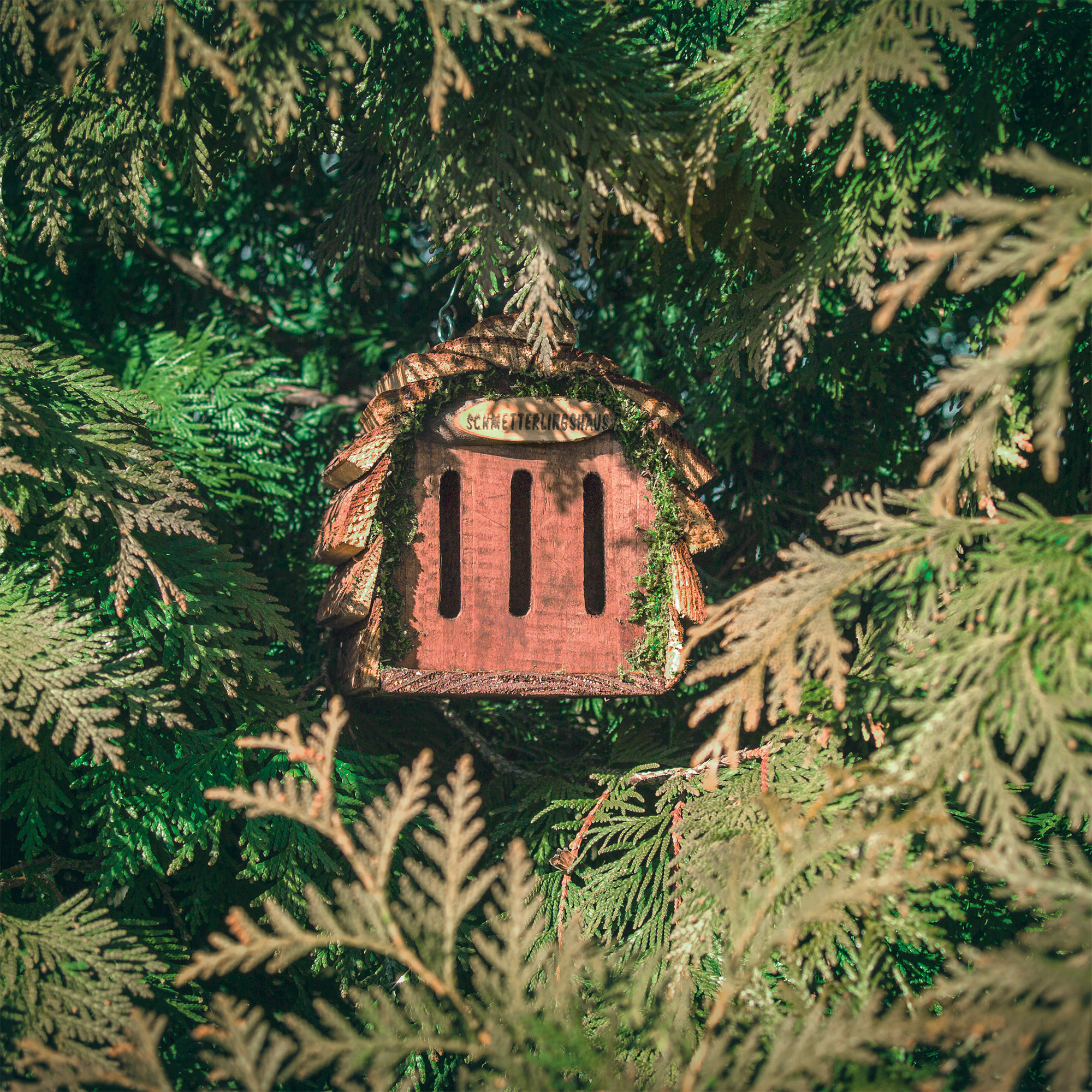 90561-Schmetterlingshaus-Holz-natuerlich-Schmetterlinge-anziehen Befüllen Sie das Haus mit Lavendel oder Brennnessel denn dies lockt die Schmetterlinge an.