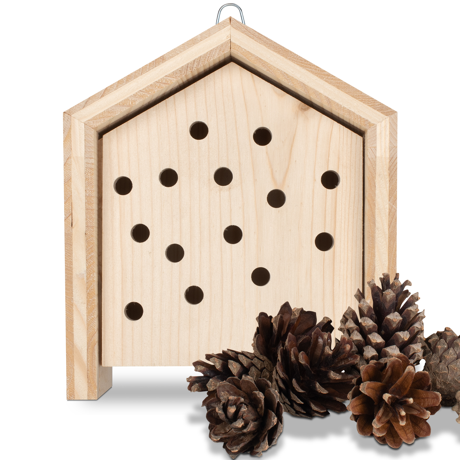 92301-tier-haus-marienkaefer-kiefernzapfen Geben Sie Kiefernzapfen, Holzwolle oder etwas Stroh hinter die Blende. Darin fühlen sich die Käfer besonders wohl.