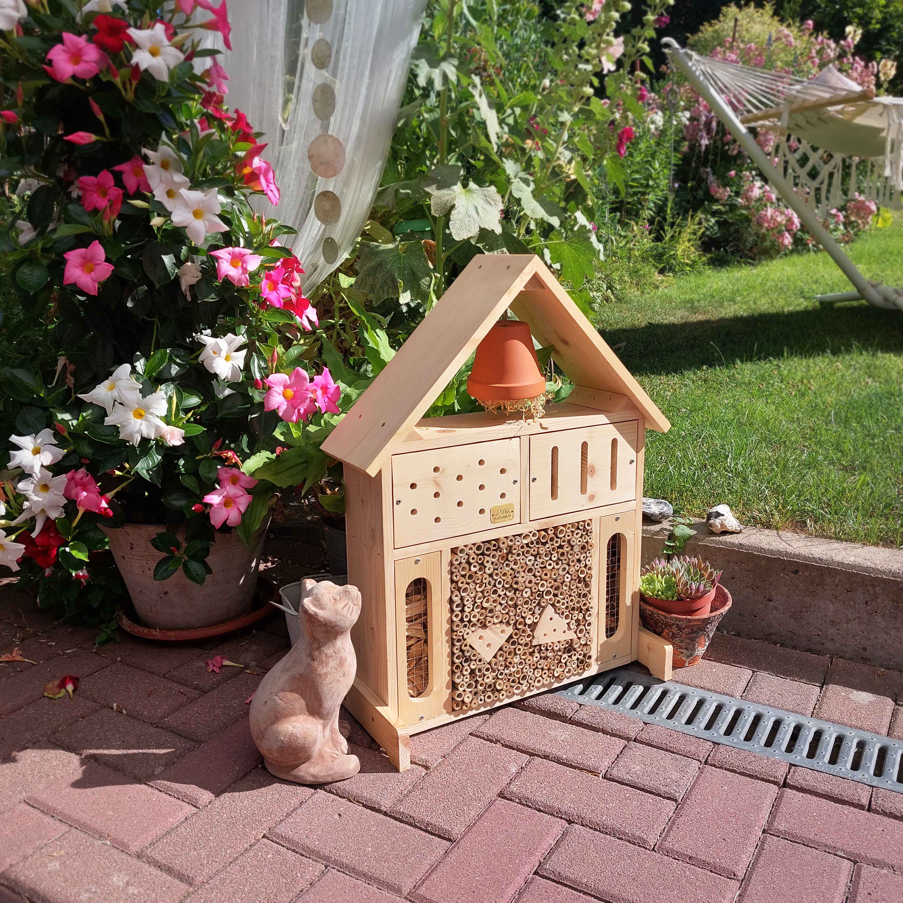 92310-Insektenhotel-XXL-Insektenhotel-Garten-Terrasse-Deko Achten Sie auf eine Ausrichtung nach Süden – so fühlen sich die Tiere am wohlsten.