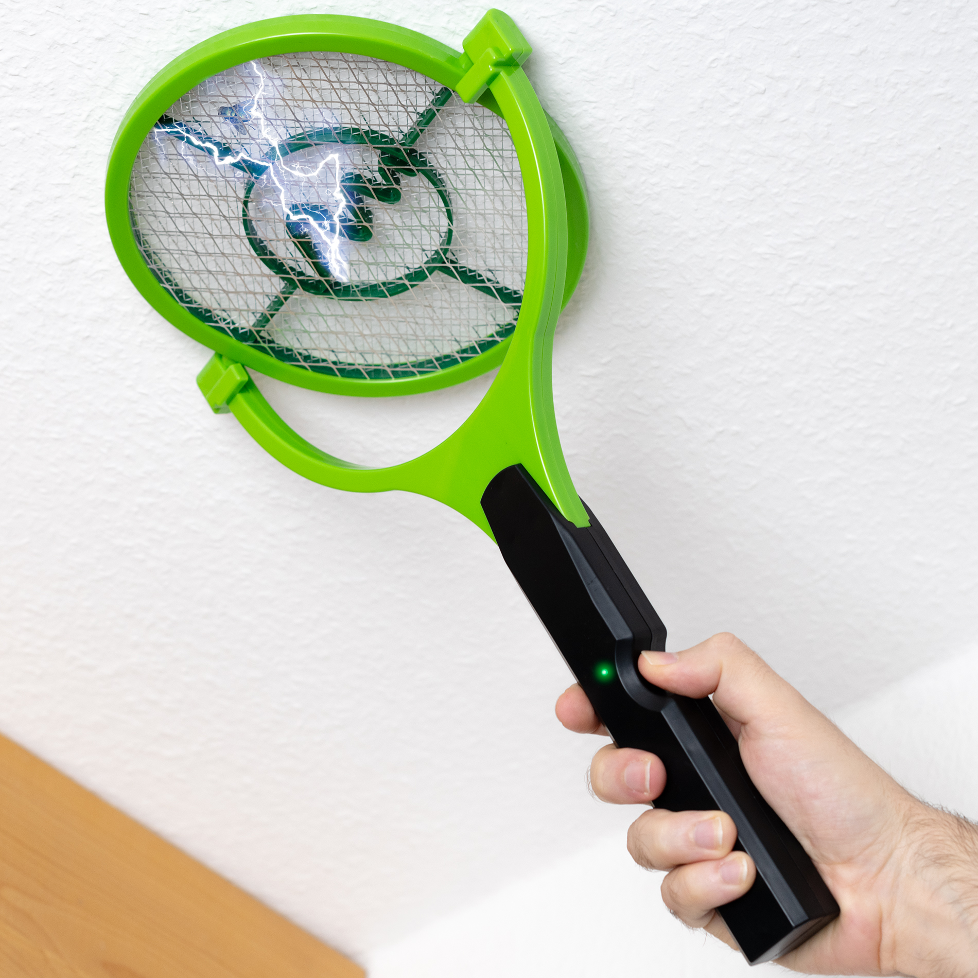25164-90-Grad-Fliegenklatsche-Bzzz-Muecken-im-Wohnzimmer