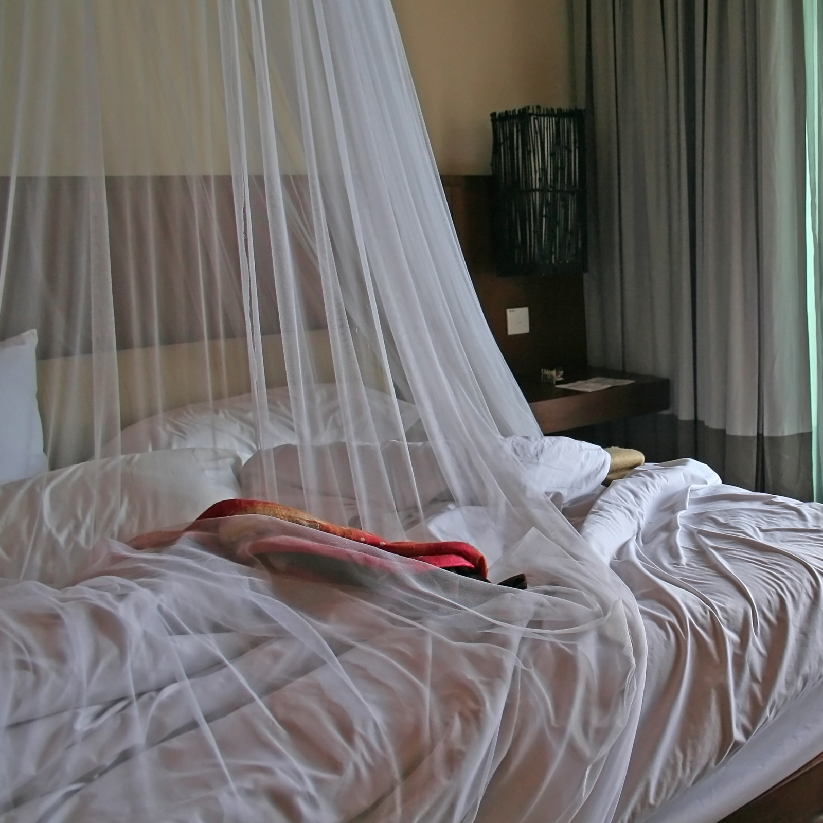 25201-Mosquitonetz-Kegelform-Doppelbett-gegen-Mueckenstiche-Mueckenschtz In den warmen Monaten schläft man gerne mal mit offenem Fenster aber das lädt auch die Mücken in die Wohnung ein.