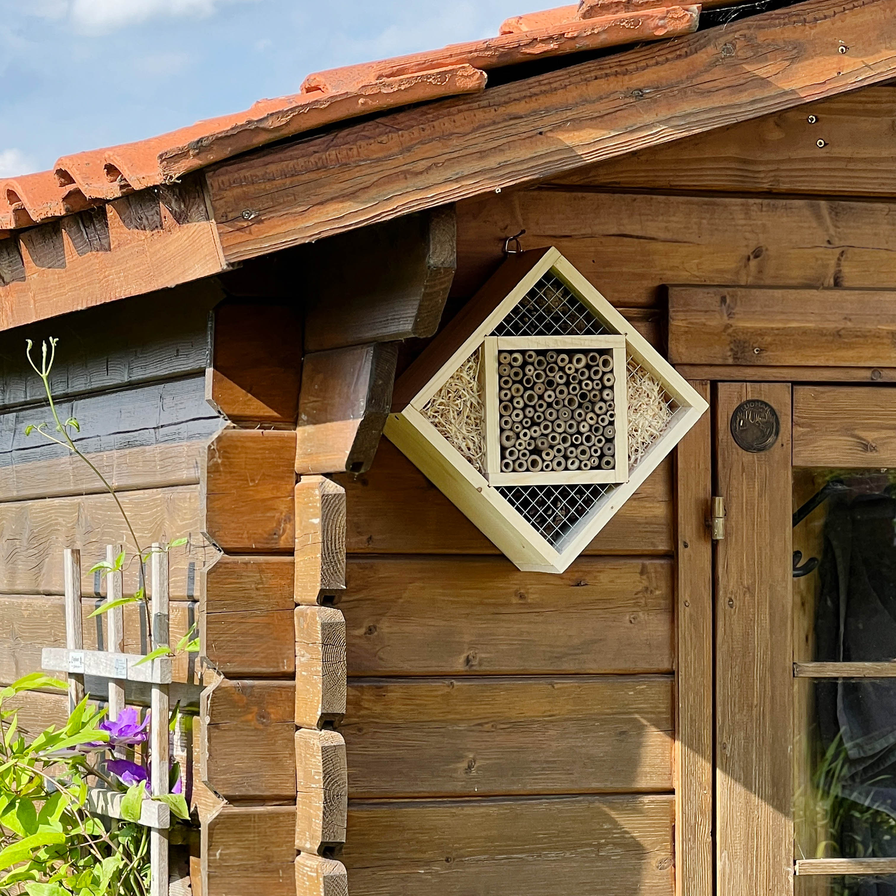 92312-insekten-hotel-quadrat-diy-aufhaengen-gartenhuette Die Insekten freuen sich besonders auf Ihr Hotel wenn Sie es in der Nähe von Blumen & Sträuchern aufhängen.
