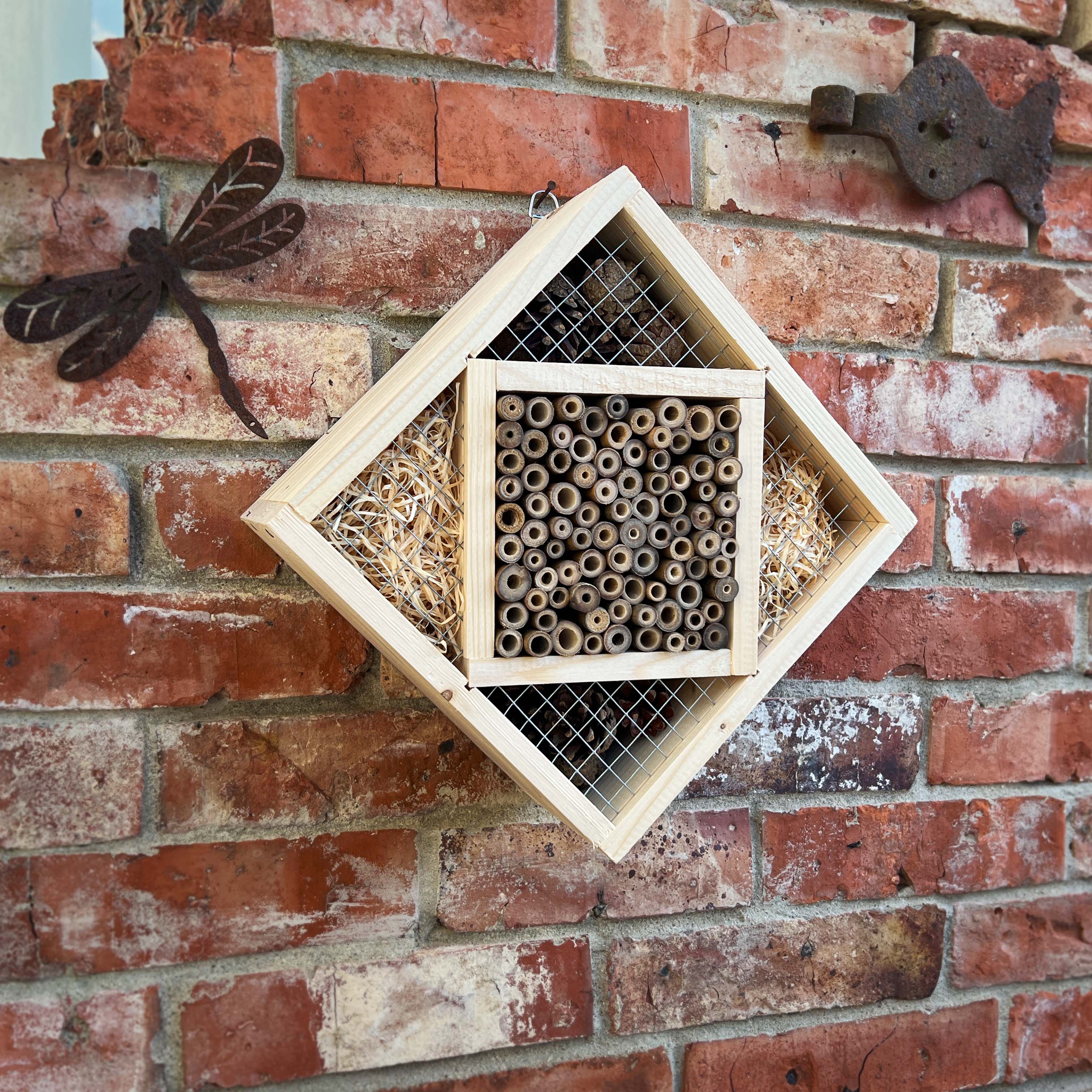 92312-insekten-hotel-quadrat-diy-aufhaengen-mauer-nagel Das Insekten-Hotel Quadrat wird in Einzelteilen geliefert, aber keine Angst: Der Zusammenbau ist kinderleicht.