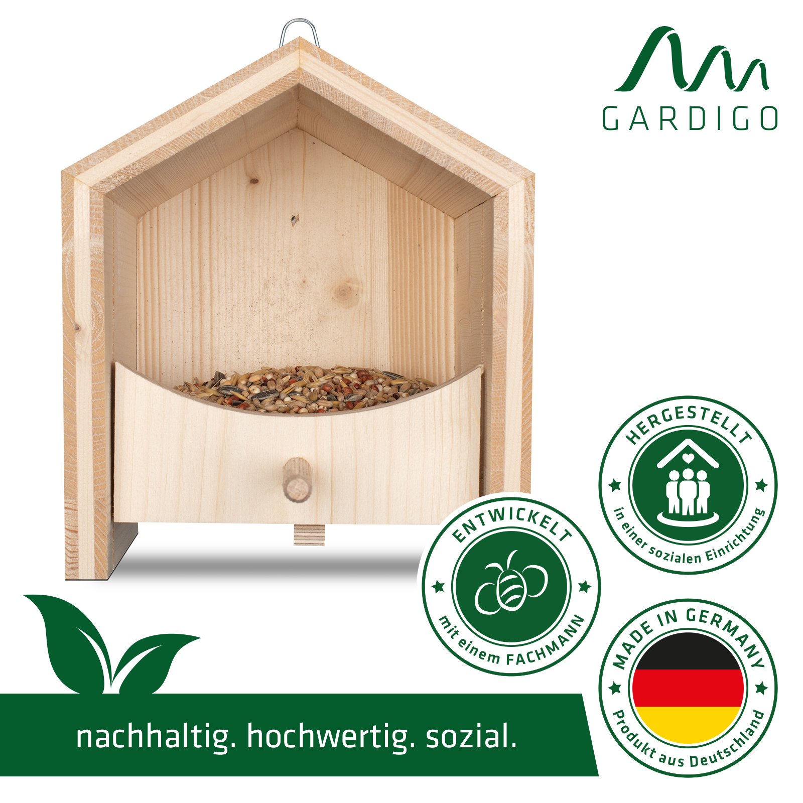 hochwertiges-futterhaus-92450 Das Haus wurde nachhaltig aus hochwertigem Holz in einer sozialen Einrichtung gefertigt.