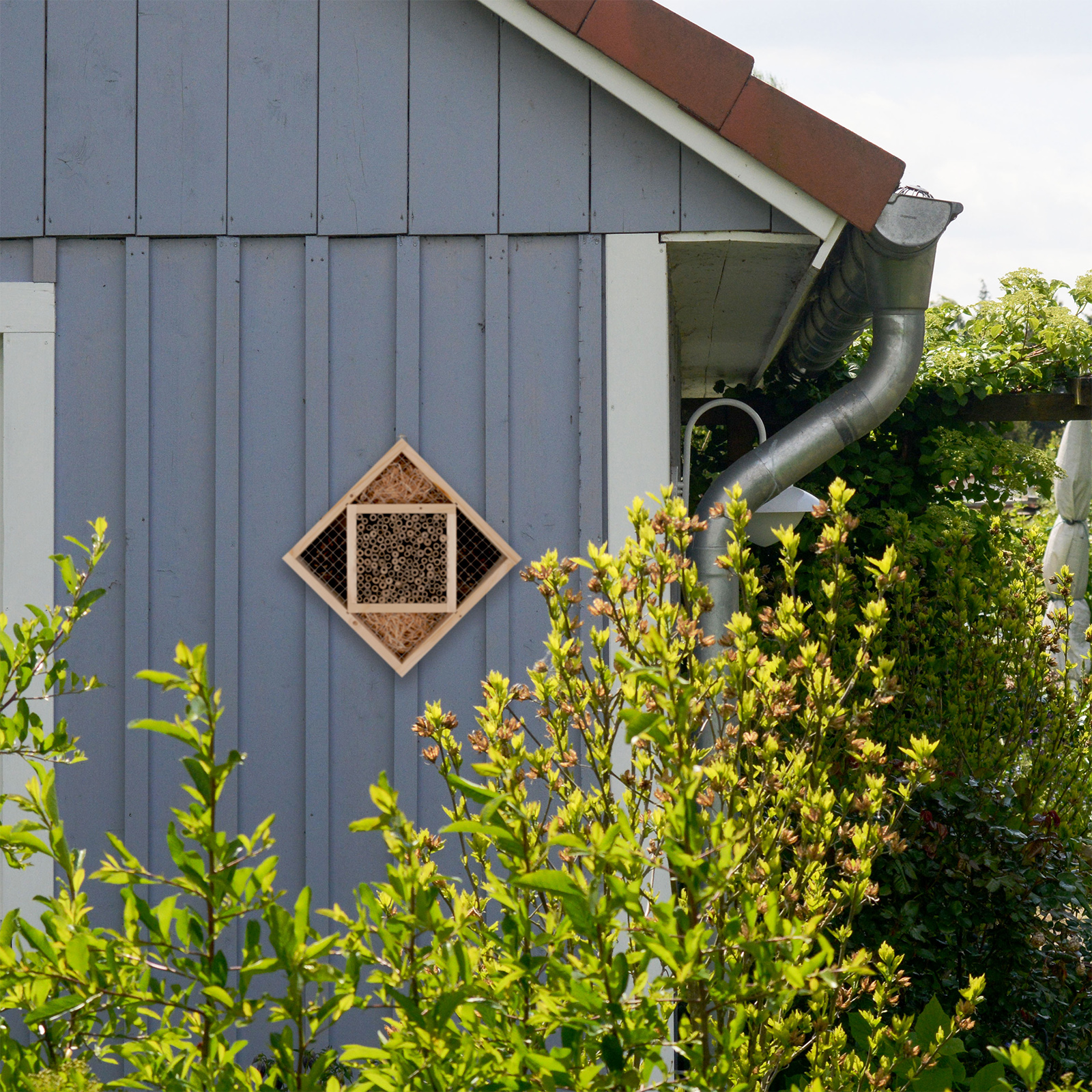 92312-insekten-hotel-quadrat-diy-garten-haus Unser DIY-Hotel wurde zusammen mit Fachpersonal entwickelt und wird in Deutschland in einer sozialen Einrichtung für Sie vorgefertigt.
