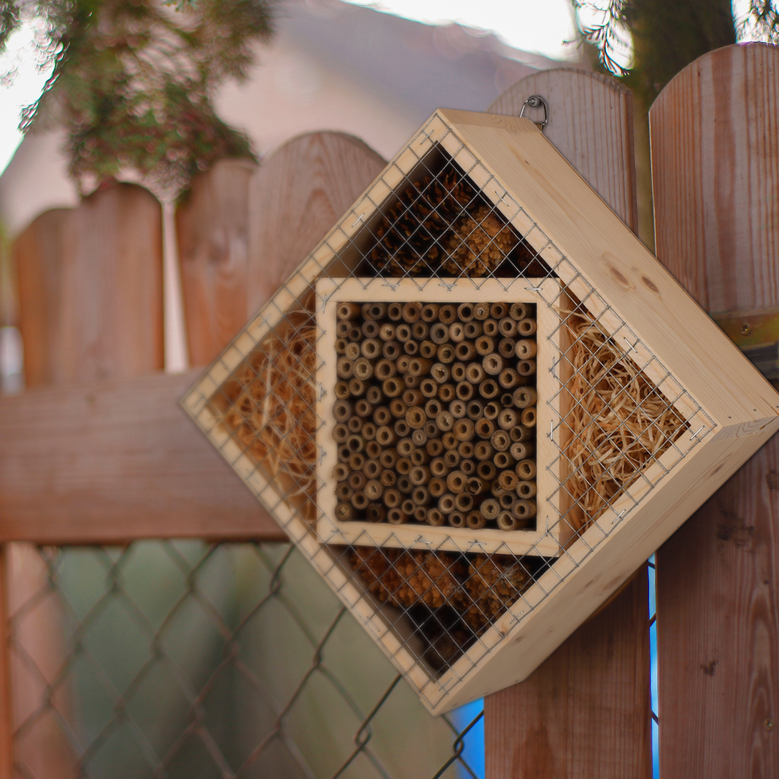 92312-insekten-hotel-quadrat-diy-aufhaengen-zaun Das Insekten-Hotel findet in jedem Garten & auf jeder Terrasse ein geschütztes Plätzchen.