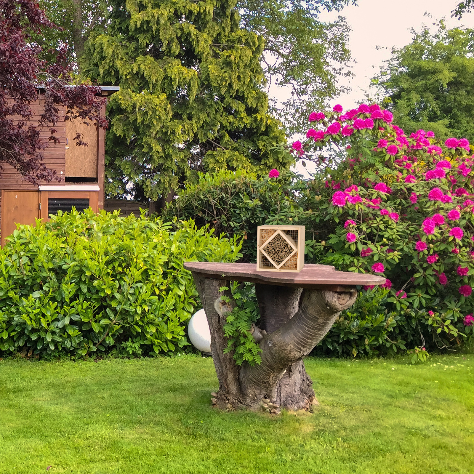 92312-insekten-hotel-quadrat-diy-hinstellen Das Hotel lässt aufhängen oder hinstellen. Also viele, viele Platzmöglichkeiten.