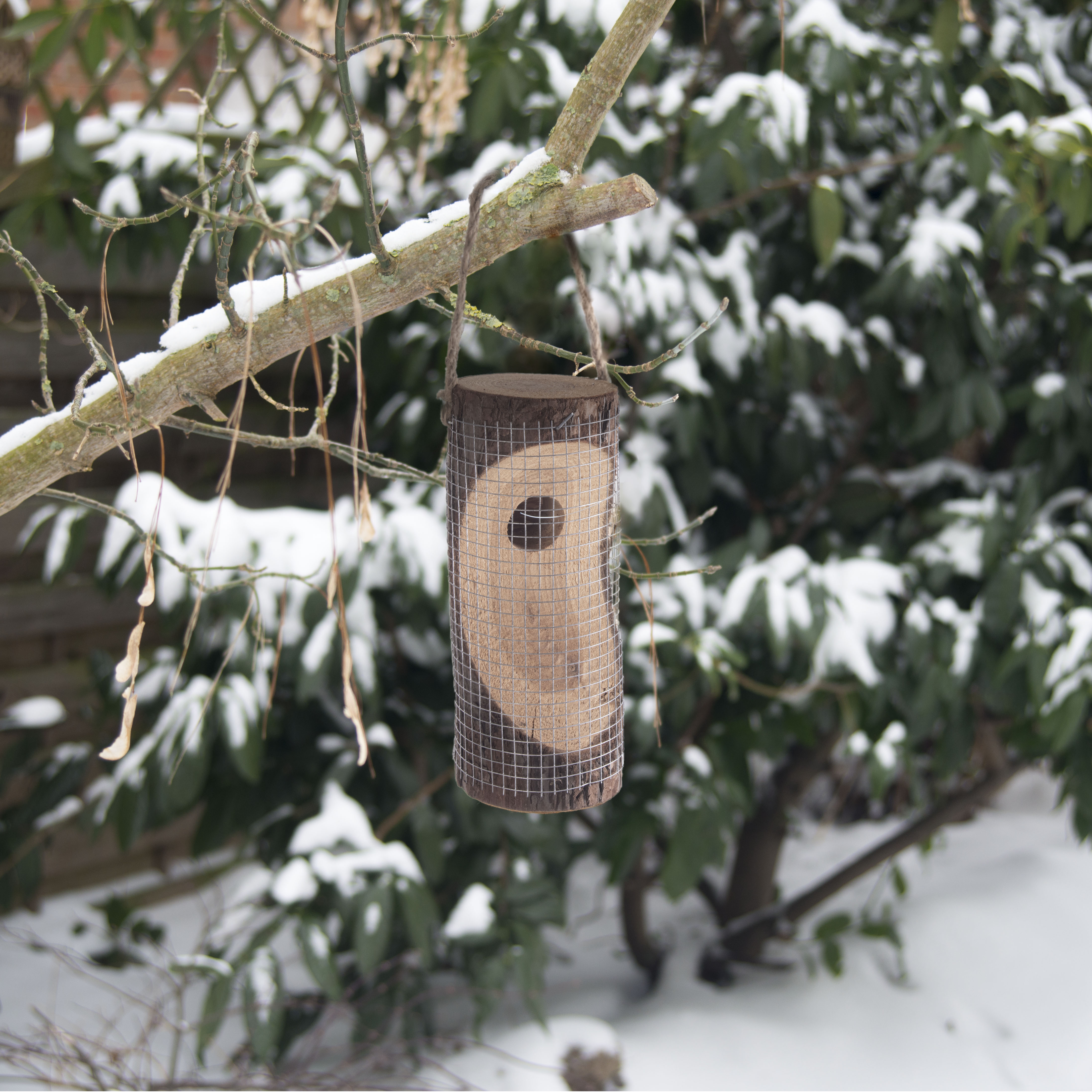 90581-Vogelfuttersaeule-Zufuettern-Hiolz Hängen Sie die Futterstation vor dem ersten Schnee auf damit die Vögel sie finden und immer wiederkommen.