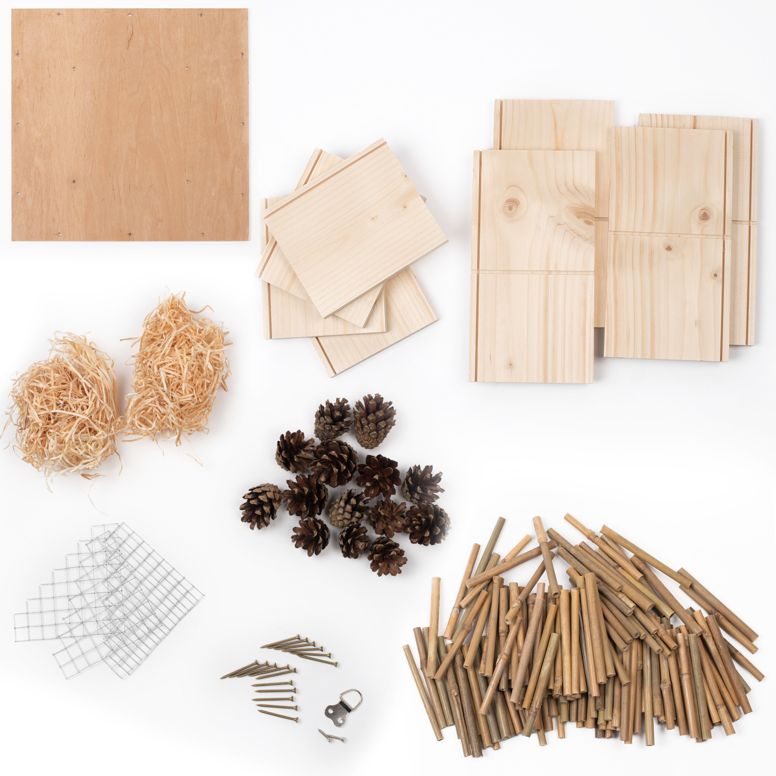 92312-insekten-hotel-quadrat-diy-holz-bambus-kiefernzapfen Im Paket liegen die 8 Holzteile, die Rückwand, Kiefernzapfen, Holzwolle, ein Drahtgitter, die Schrauben, der Aufhänger und Bambus bei.